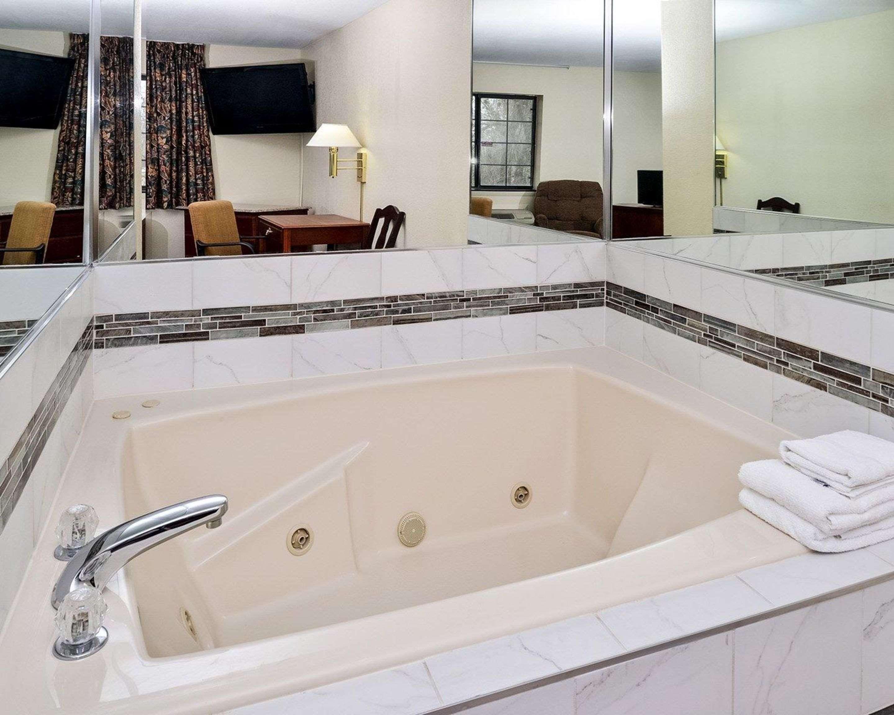 שלביוויל Econo Lodge Inn & Suites מראה חיצוני תמונה